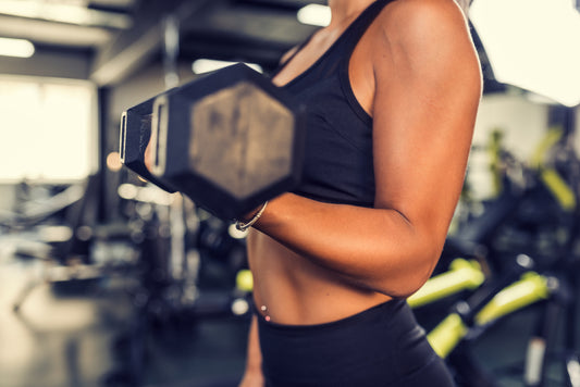 woman doing dumbbell curl